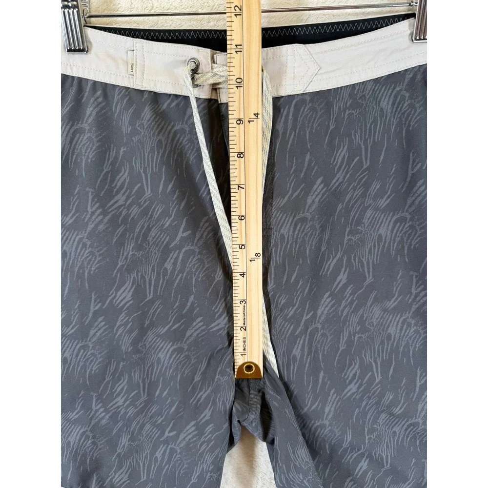 Vuori Cruise Boardshorts Mens Charcoal Grey Abstract Print Swim Trunks V314